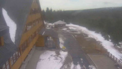 Parkoviště a hlavní vchod