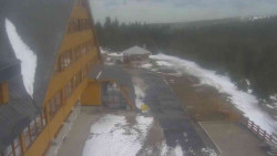 Parkoviště a hlavní vchod