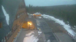 Parkoviště a hlavní vchod