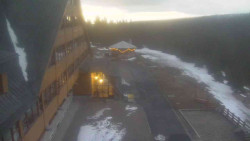 Parkoviště a hlavní vchod