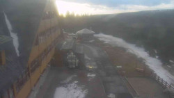 Parkoviště a hlavní vchod