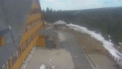 Parkoviště a hlavní vchod