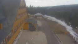 Parkoviště a hlavní vchod