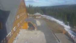 Parkoviště a hlavní vchod