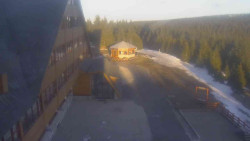 Parkoviště a hlavní vchod