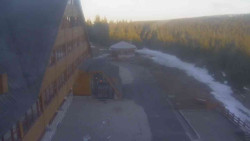 Parkoviště a hlavní vchod