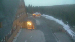 Parkoviště a hlavní vchod