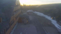 Parkoviště a hlavní vchod