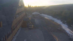 Parkoviště a hlavní vchod