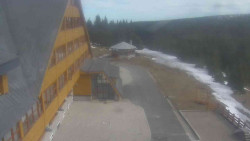 Parkoviště a hlavní vchod