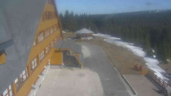 Parkoviště a hlavní vchod