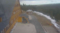 Parkoviště a hlavní vchod