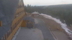 Parkoviště a hlavní vchod