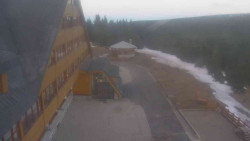 Parkoviště a hlavní vchod