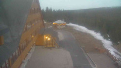 Parkoviště a hlavní vchod