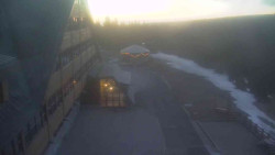 Parkoviště a hlavní vchod