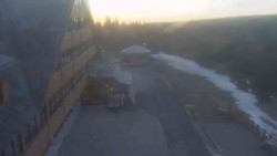 Parkoviště a hlavní vchod