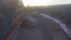 Parkoviště a hlavní vchod