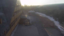 Parkoviště a hlavní vchod