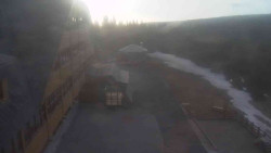 Parkoviště a hlavní vchod