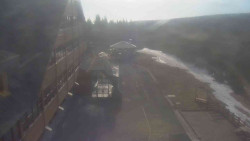 Parkoviště a hlavní vchod