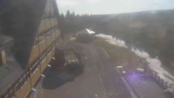 Parkoviště a hlavní vchod