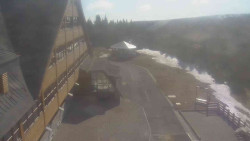 Parkoviště a hlavní vchod