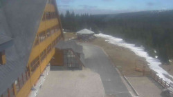 Parkoviště a hlavní vchod