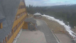 Parkoviště a hlavní vchod