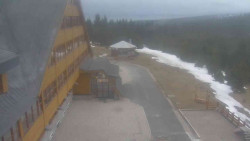 Parkoviště a hlavní vchod