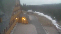 Parkoviště a hlavní vchod