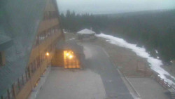 Parkoviště a hlavní vchod