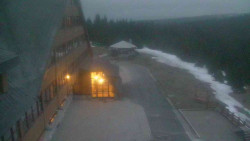 Parkoviště a hlavní vchod