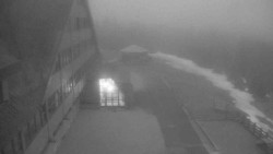 Parkoviště a hlavní vchod