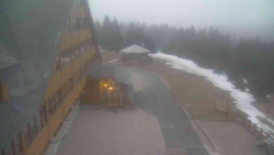 Parkoviště a hlavní vchod