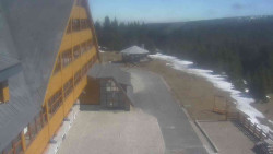 Parkoviště a hlavní vchod