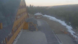 Parkoviště a hlavní vchod