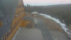 Parkoviště a hlavní vchod