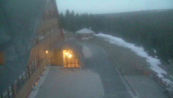 Parkoviště a hlavní vchod