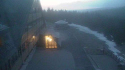 Parkoviště a hlavní vchod