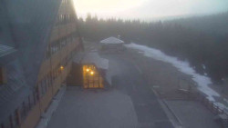 Parkoviště a hlavní vchod