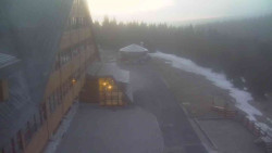 Parkoviště a hlavní vchod