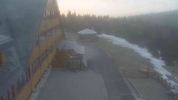 Parkoviště a hlavní vchod