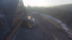 Parkoviště a hlavní vchod