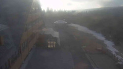 Parkoviště a hlavní vchod