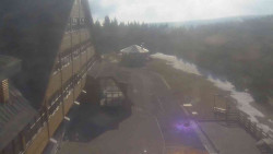 Parkoviště a hlavní vchod