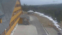 Parkoviště a hlavní vchod