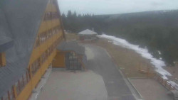 Parkoviště a hlavní vchod