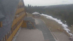 Parkoviště a hlavní vchod