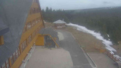 Parkoviště a hlavní vchod